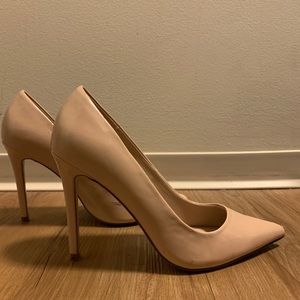 Stiletto pumps in beige patent